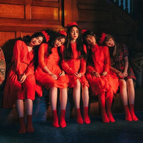 دانلود موزیک ویدیو کره ای گروه (رد ولوت) Red Velvet با نام (زیرچشمی نگاه کن) Peek A Boo